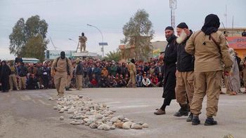 el estado islamico apedrea a una pareja por tener sexo extramatrimonial el estado islamico apedrea a una pareja por tener sexo extramatrimonial