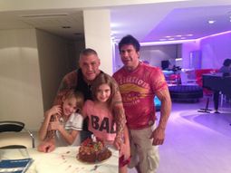 Ricardo Fort con sus hijos: Felipe y Marta y el padrino de los nenes, Gustavo Martínez. Ricardo Fort con sus hijos: Felipe y Marta y el padrino de los nenes, Gustavo Martínez.