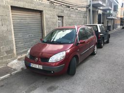 El hombre se fue a tomar un café y olvidó a su nieta de 10 meses adentro del auto