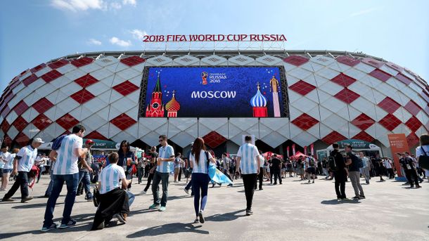 La gente llega a Moscú y los clubes apoyan en las redes