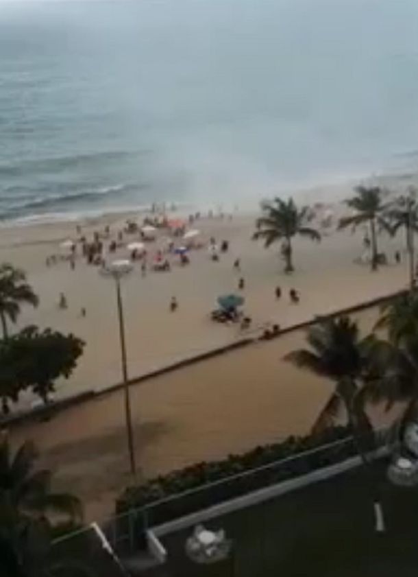 Tremenda tromba marina en una playa brasileña