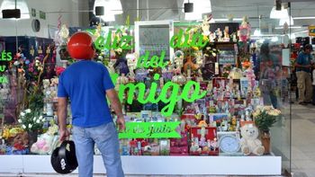 Comercios estuvieron preparando las ventas del Día del Amigo Comercios estuvieron preparando las ventas del Día del Amigo