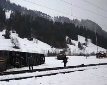 Un tren en Suiza descarriló por el viento