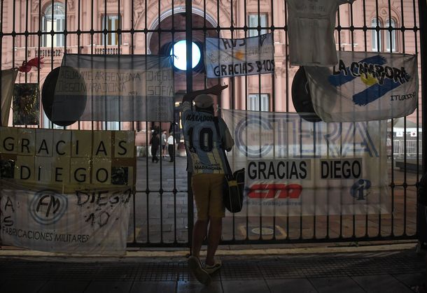 Familiares y amigos despidieron a Diego Maradona antes del velatorio abierto al público