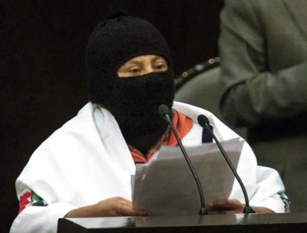 La Comandanta Esther pronuncia en 2001 un recoraddo&nbsp; discurso por la paz en la Cámara de Diputados.