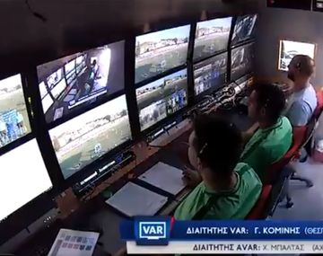 ¡Insólito!: Los jueces del VAR reciben comida durante el partido