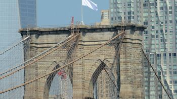 misterio: ¿por que aparecieron izadas dos banderas blancas en el puente brooklyn? misterio: ¿por que aparecieron izadas dos banderas blancas en el puente brooklyn?