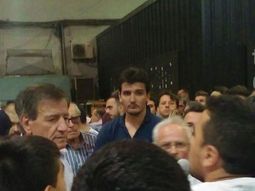 Raúl Gámez increpado por hinchas de Vélez en el playón del Amalfitani Raúl Gámez increpado por hinchas de Vélez en el playón del Amalfitani