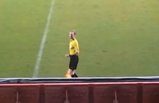 Aburrido, este juez de línea mostró su ritmo en pleno partido