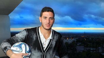 riquelme esta cada vez mas lejos: ahora boca contrato un enganche riquelme esta cada vez mas lejos: ahora boca contrato un enganche