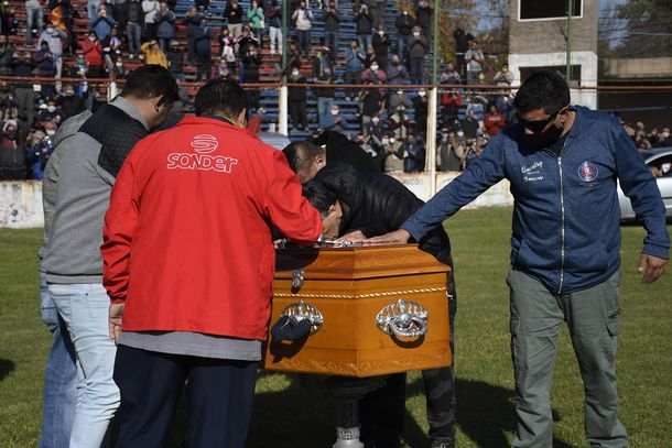 Cuarentena incumplida: piden informes a la policía por el velatorio del Trinche Carlovich