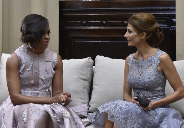 Michelle Obama y Juliana Awada, con vestidos parecidos en la gala homenaje: ¿protocolo o coincidencia?