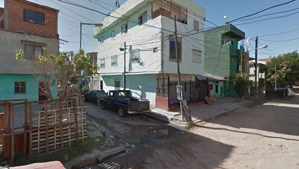 El joven recibió dos balazos