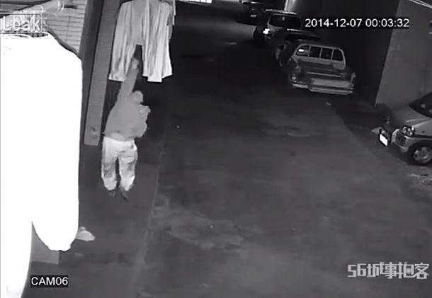 Detienen a un hombre que robaba ropa interior femenina: mirá el video