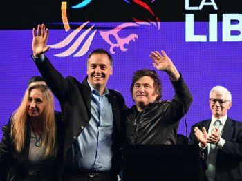 Javier Milei acompañó a Manuel Adorni en el acto de cierre y cargó contra la mierda del partido del Estado