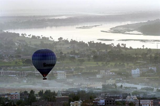 Mueren 19 turistas al caerse un globo aerostático en Egipto