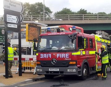 Un micro que llevaba periodistas mató a un ciclista en Londres