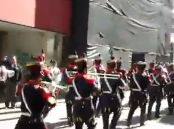 Los granaderos se sumaron a la euforia y tocaron el hit del Mundial