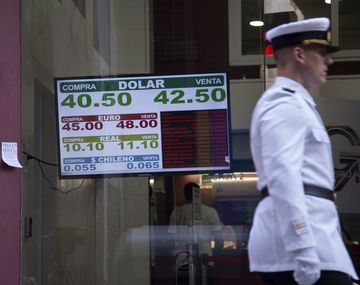 El dólar llegó a estar cómodo por debajo de los $43 en las pizarras