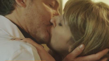 silencios de familia: desopilante primer beso entre adrian suar y florencia bertotti silencios de familia: desopilante primer beso entre adrian suar y florencia bertotti