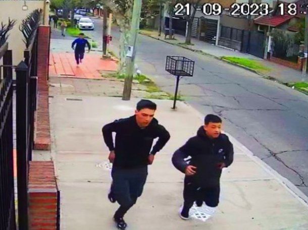 Captura de las cámaras de seguridad: dos delincuentes huyendo tras el intento de robo