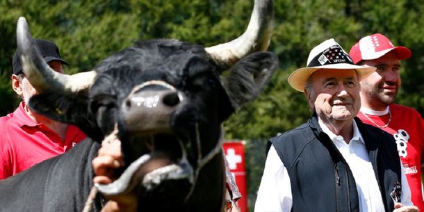 La vaca atada: Blatter reapareció en Suiza y recibió un curioso regalo
