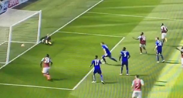 ¿Cómo no fue gol? El líder de la Premier y un milagro increíble que lo salvó