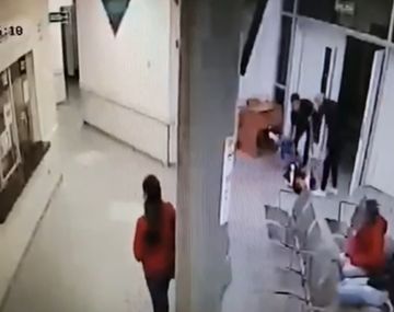 Video: así abandonaban a un ladrón baleado en el Hospital Penna
