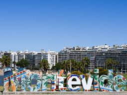 Montevideo se prepara para celebrar sus 300 años. Montevideo se prepara para celebrar sus 300 años.