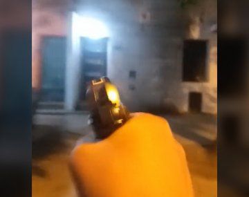 Un preso se filmó mientras baleaba una casa durante una salida transitoria en Rosario