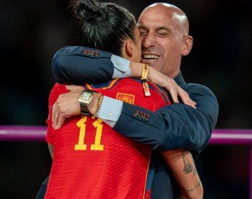 Se viralizó un nuevo video del beso entre Luis Rubiales y Jenni Hermoso