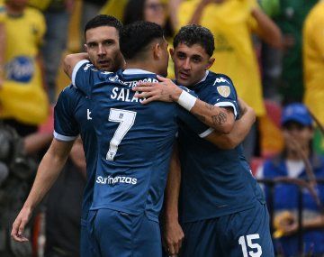 Racing goleó 4-0 en su visita a Bucaramanga y es líder de su grupo de la Libertadores