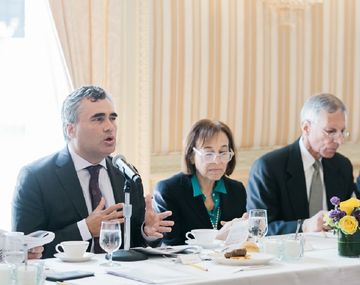 El presidente del BCRA, Alejandro Vanoli, expone en la reunión del Council of&nbsp;the&nbsp;Americas&nbsp;celebrada en Nueva York, junto a la presidenta del organismo,&nbsp;Susan&nbsp;Segal.&nbsp;