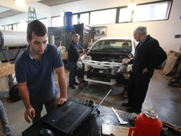 Tomás y su equipo trabajando en la UNLP con el VW Gol modificado (Foto: gentileza diario El Día)
