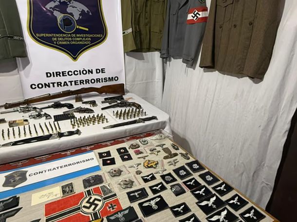 Varios de los elementos nazis incautados en una casa de Gerli Varios de los elementos nazis incautados en una casa de Gerli
