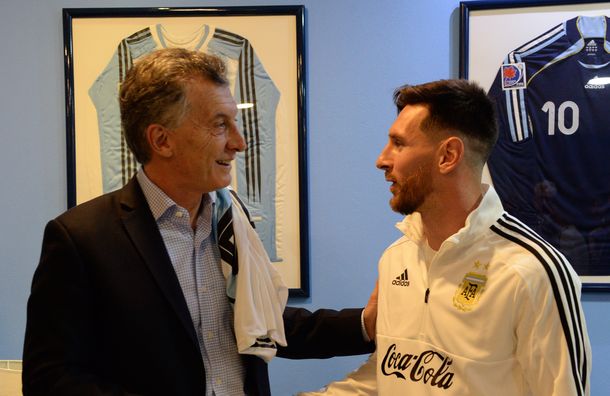 El saludo entre Macri y Messi