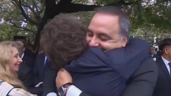 el fuerte abrazo de milei a adorni en el acto por el dia de las malvinas