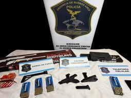 Los operativos se realizaron en La Plata, Berisso y Quilmes; localizaron a un presunto proveedor de armas y secuestraron cocaína, marihuana, municiones y $159.000. Los operativos se realizaron en La Plata, Berisso y Quilmes; localizaron a un presunto proveedor de armas y secuestraron cocaína, marihuana, municiones y $159.000.