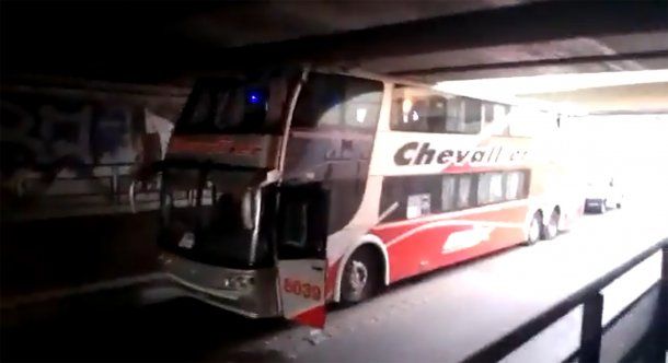 Un micro quedó atascado en el túnel de Haedo