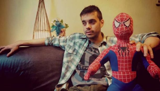 A través de Facebook, buscan al dueño de un muñeco Spiderman