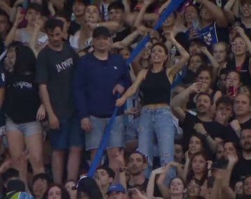 Mayra Mendoza en el paravalancha: cantó y saltó junto a la militancia