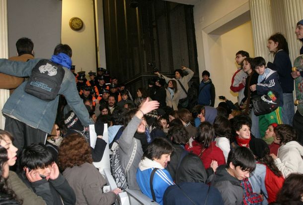 Batalla campal en el Gobierno entre policías y alumnos del Acosta