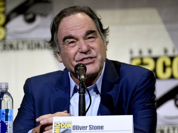 Oliver Stone arremete contra el Pokemon Go y lo acusa de totalitarismo