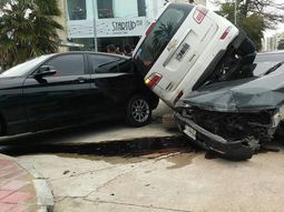 Triple choque en Punta del Este. Gentileza de diario El País. Triple choque en Punta del Este. Gentileza de diario El País.