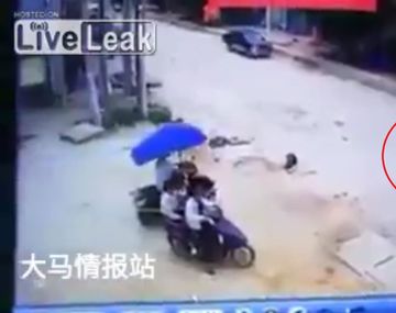 Un camión atropella a un nene y no le pasa nada