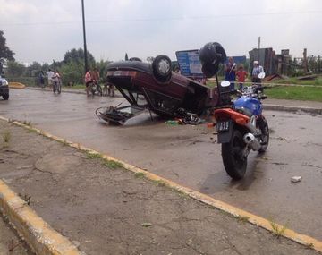 Un fuerte tornado volteó un auto en Berazategui