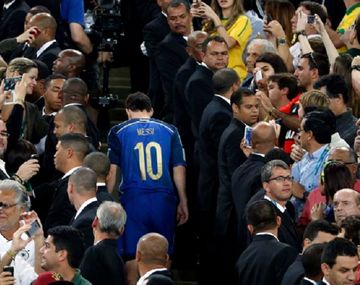 El 10, devastado, va camino a recibir su medalla