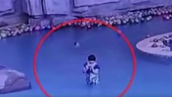 El video muestra a la mujer atenta a su celular mientras su hijo se ahoga por detrás El video muestra a la mujer atenta a su celular mientras su hijo se ahoga por detrás