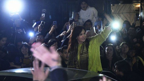 Décima jornada de vigilia: masivo apoyo a Cristina Kirchner, a pesar del agresor detenido