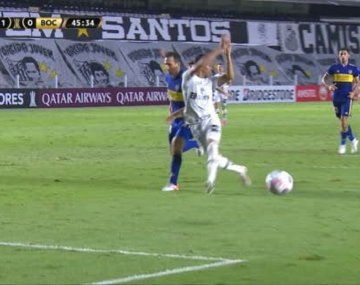 ¿Qué pasó en el área de Boca? La mano de Izquierdoz que reclamó todo Santos